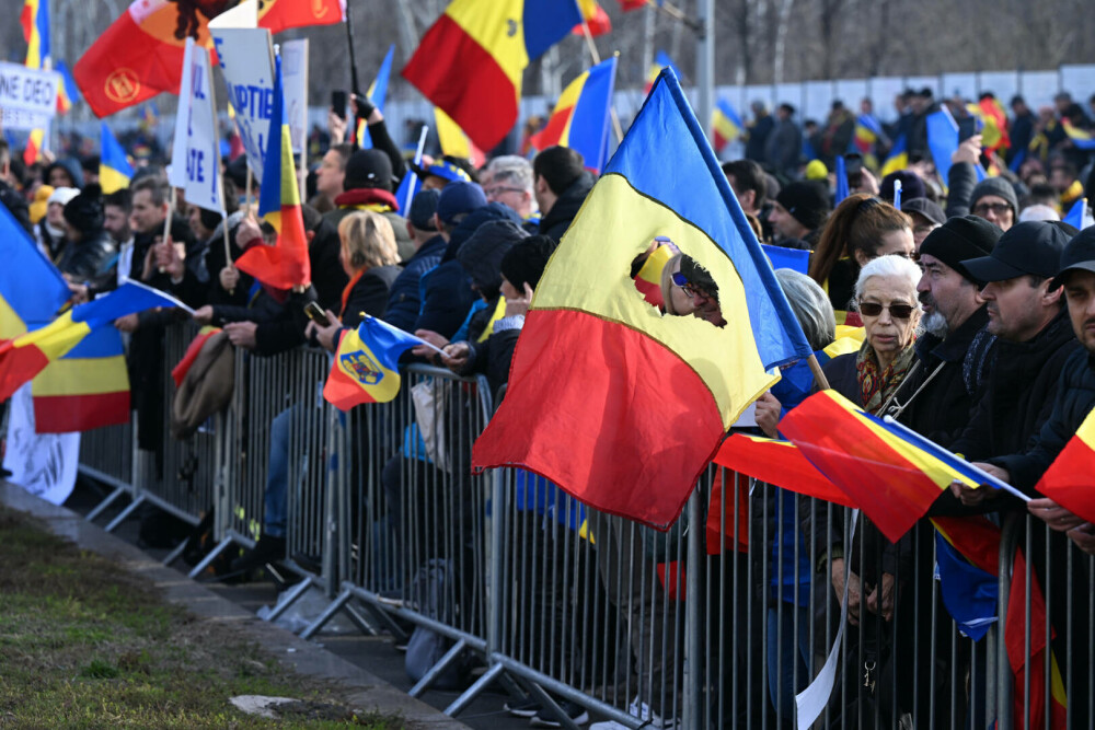 Susținătorii lui Georgescu amenință ”creștinește” cu moartea, cu cruci în mână. ”O să ardă mulți. Dumnezeu e cu noi!” | FOTO - Imaginea 20