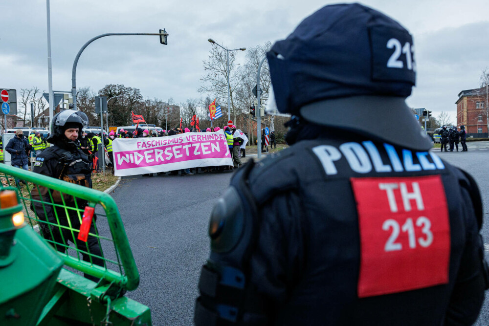 Mii de oameni au ieșit în stradă în Germania. Congresul AfD a fost întârziat. „Nu naziștilor” | FOTO & VIDEO - Imaginea 1