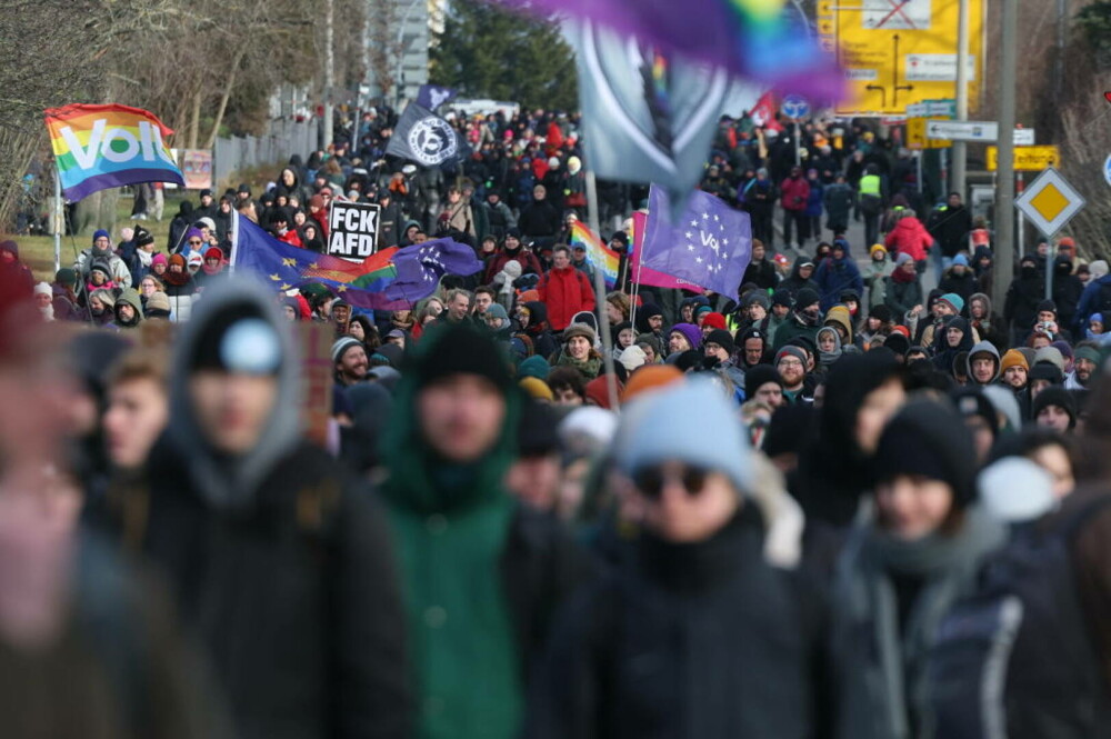 Mii de oameni au ieșit în stradă în Germania. Congresul AfD a fost întârziat. „Nu naziștilor” | FOTO & VIDEO - Imaginea 4