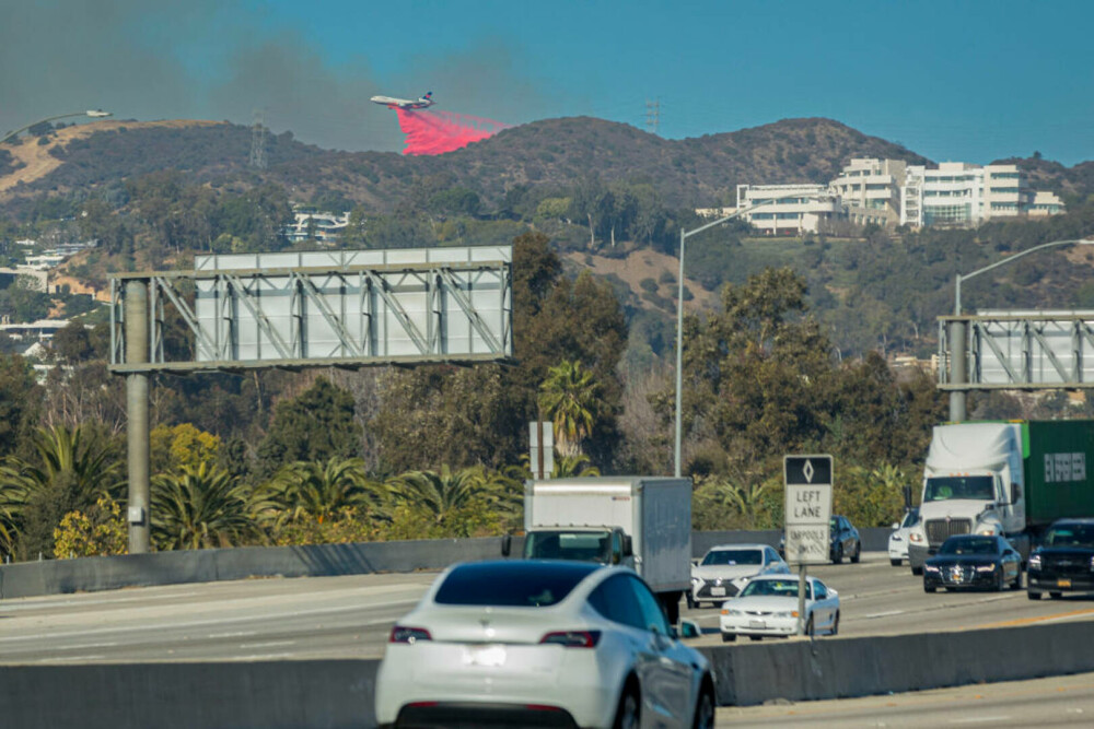 Incendiile din Los Angeles. Rolul pudrei roz pulverizate de avioanele care luptă cu flăcările. 
Conţine 80% apă - Imaginea 4