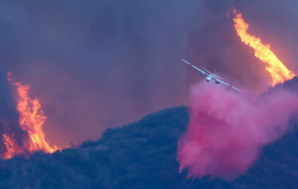 Incendiile din Los Angeles. Rolul pudrei roz pulverizate de avioanele care luptă cu flăcările. 
Conţine 80% apă - Imaginea 1