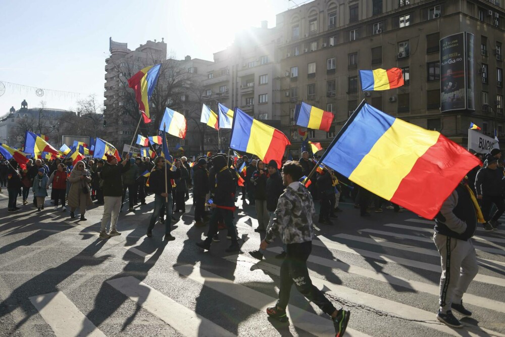 Mii de oameni protestează în Capitală, pentru reluarea turului doi. Horațiu Potra și fiul său, ridicați de jandarmi - Imaginea 1