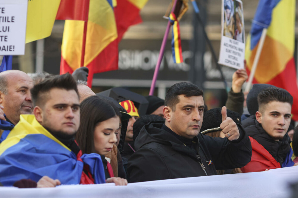 Mii de oameni protestează în Capitală, pentru reluarea turului doi. Horațiu Potra și fiul său, ridicați de jandarmi - Imaginea 3