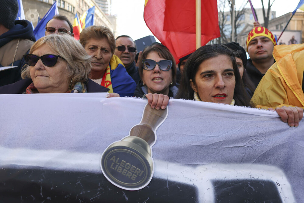 Mii de oameni protestează în Capitală, pentru reluarea turului doi. Horațiu Potra și fiul său, ridicați de jandarmi - Imaginea 4