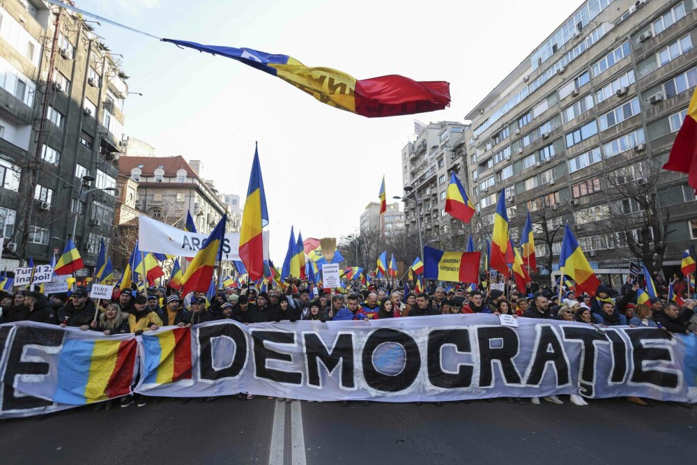 Mii de oameni protestează în Capitală, pentru reluarea turului doi. Horațiu Potra și fiul său, ridicați de jandarmi - Imaginea 5