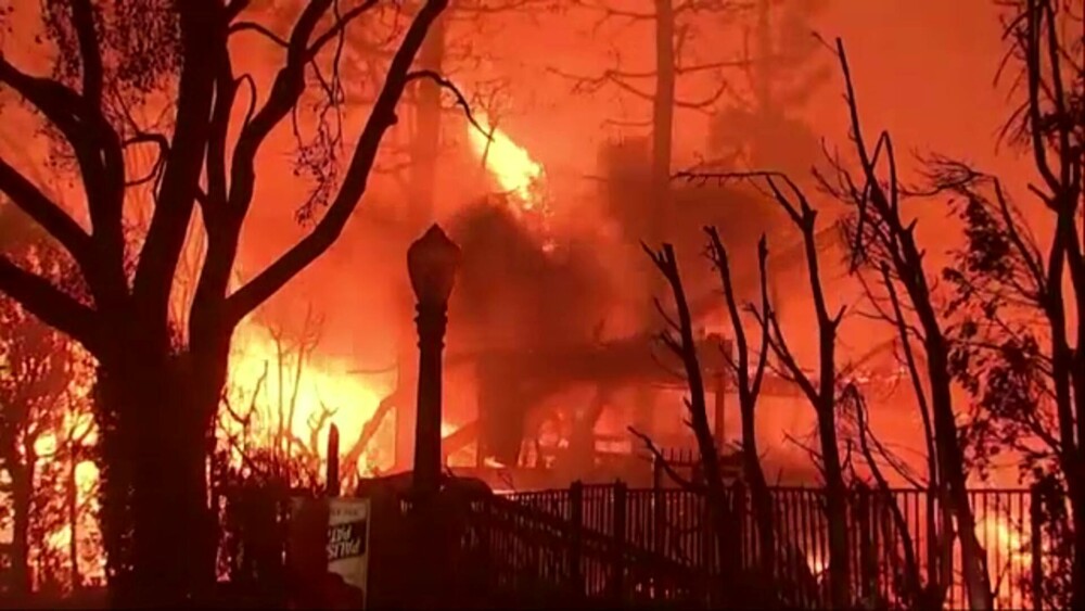 Cod roșu de vânt în California. Prognoza pentru următoarele zile este alarmantă, incendiile riscă să se intensifice - Imaginea 1