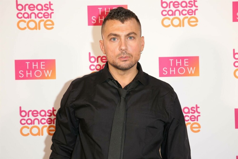 Un actor britanic a murit din cauza unei boli respiratorii severe după ce a folosit excesiv dispozitive de vapat - Imaginea 3