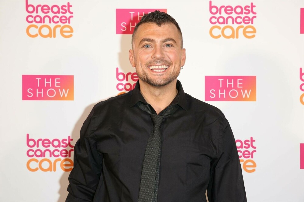 Un actor britanic a murit din cauza unei boli respiratorii severe după ce a folosit excesiv dispozitive de vapat - Imaginea 4