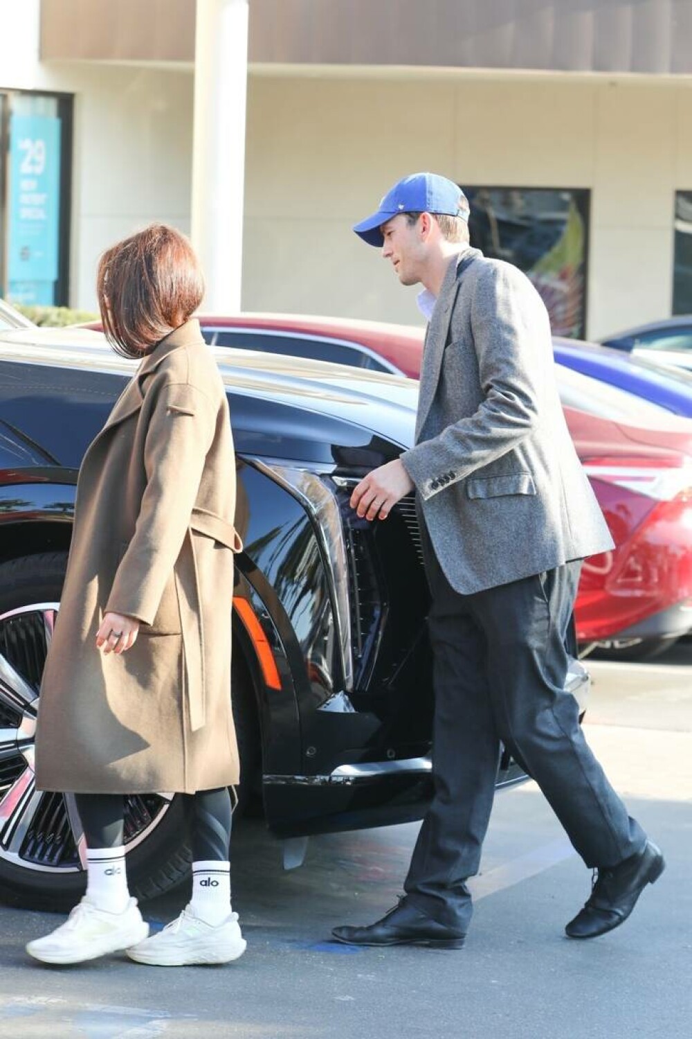 Mila Kunis și Ashton Kutcher, plimbare romantică pe străzile din West Hollywood. Actrița și-a schimbat look-ul. GALERIE FOTO - Imaginea 2