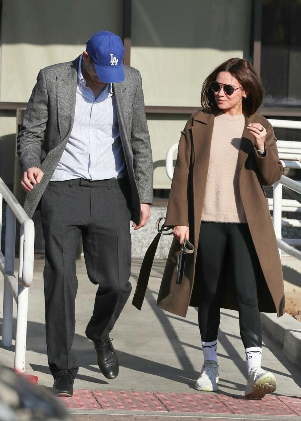 Mila Kunis și Ashton Kutcher, plimbare romantică pe străzile din West Hollywood. Actrița și-a schimbat look-ul. GALERIE FOTO - Imaginea 3