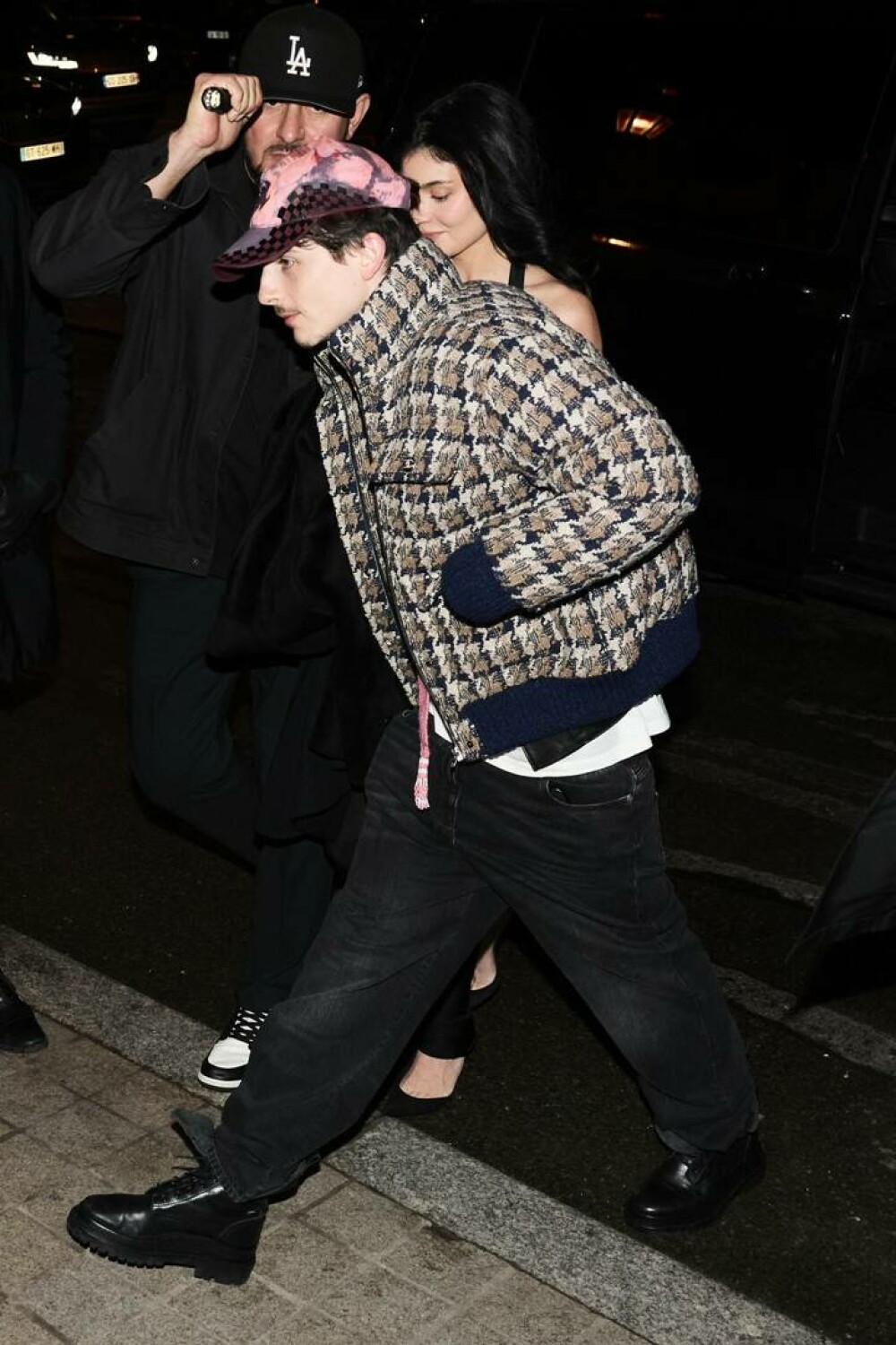 Timothee Chalamet și Kylie Jenner, apariție rară împreună. Ținuta actorului a devenit virală pe rețelele sociale. FOTO - Imaginea 1