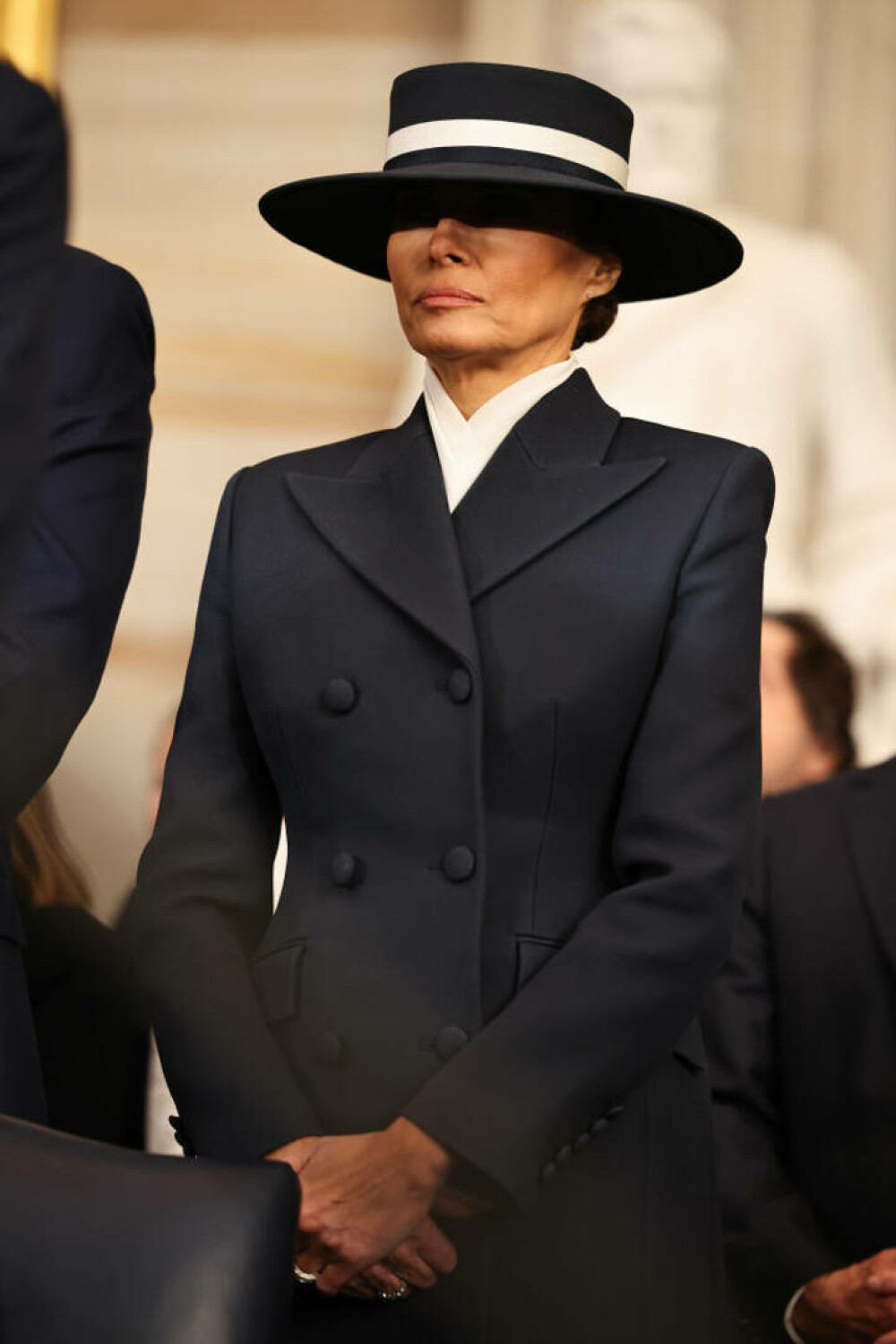 Ce ținută a ales Melania Trump pentru Ziua Învestirii. De ce și-a acoperit jumătate de față | GALERIE FOTO - Imaginea 10