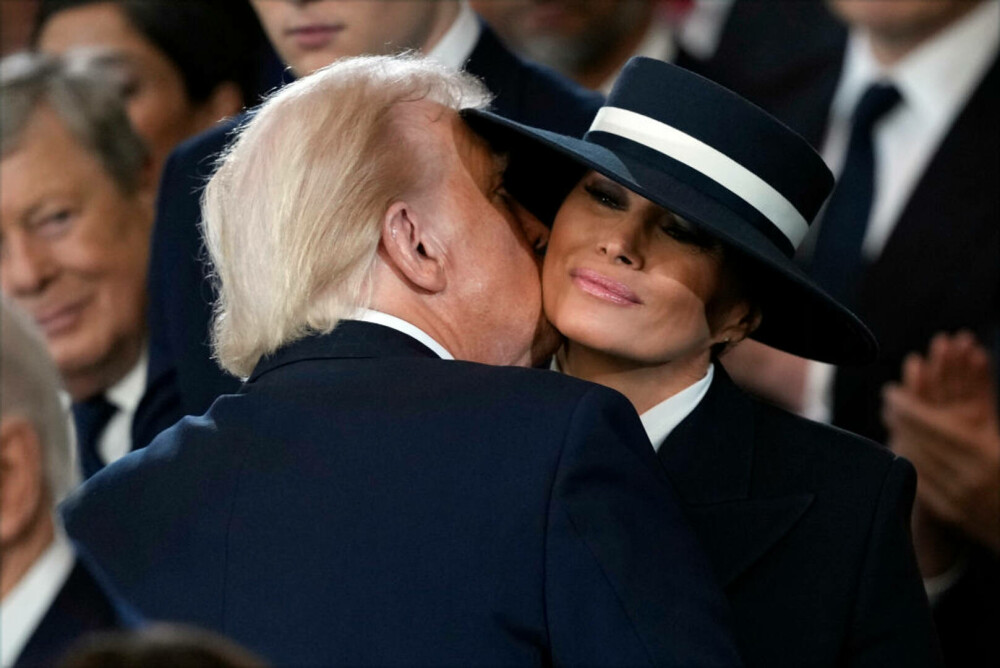 Ce ținută a ales Melania Trump pentru Ziua Învestirii. De ce și-a acoperit jumătate de față | GALERIE FOTO - Imaginea 11