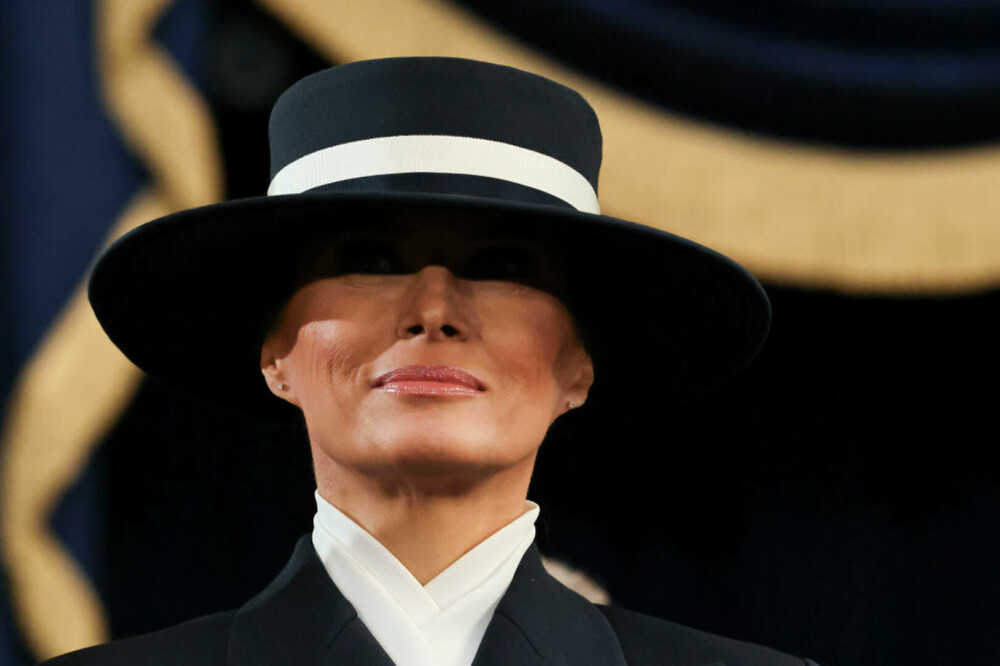 Ce ținută a ales Melania Trump pentru Ziua Învestirii. De ce și-a acoperit jumătate de față | GALERIE FOTO - Imaginea 15