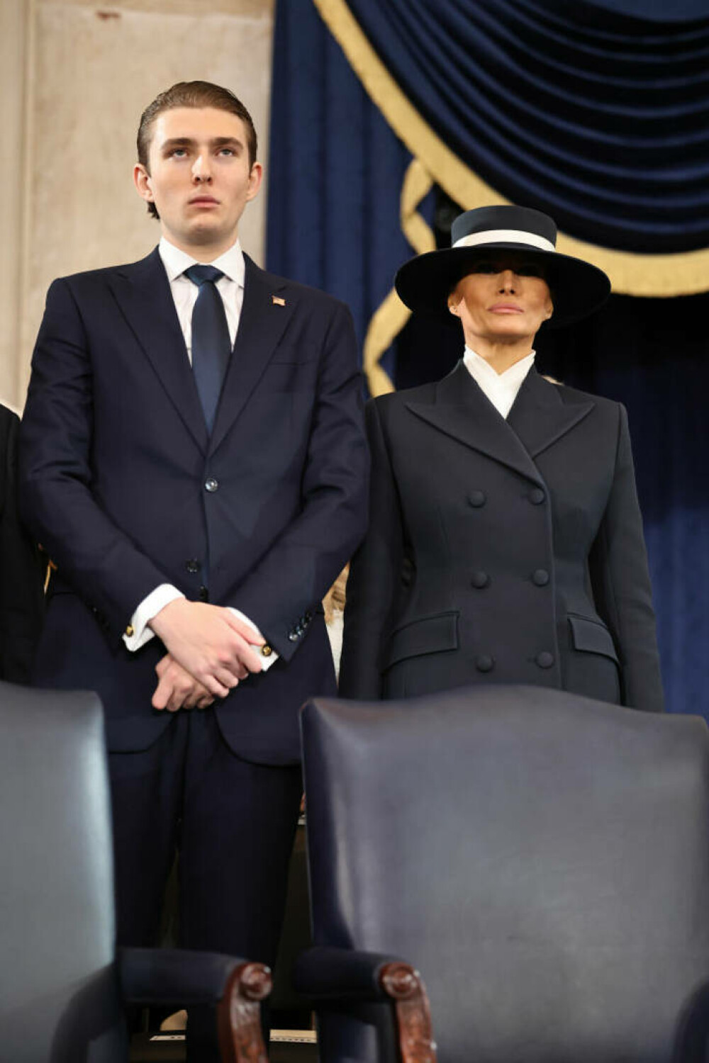 Ce ținută a ales Melania Trump pentru Ziua Învestirii. De ce și-a acoperit jumătate de față | GALERIE FOTO - Imaginea 23