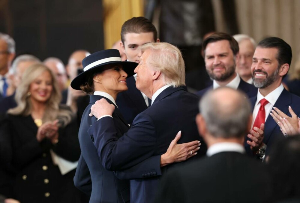 Ce ținută a ales Melania Trump pentru Ziua Învestirii. De ce și-a acoperit jumătate de față | GALERIE FOTO - Imaginea 26