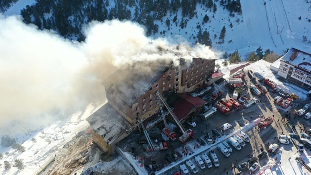 66 de oameni au murit și peste 50 sunt răniți într-un incendiu izbucnit la un hotel dintr-o stațiune de ski din Turcia - Imaginea 1