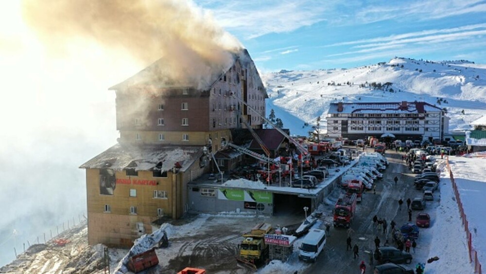 66 de oameni au murit și peste 50 sunt răniți într-un incendiu izbucnit la un hotel dintr-o stațiune de ski din Turcia - Imaginea 2