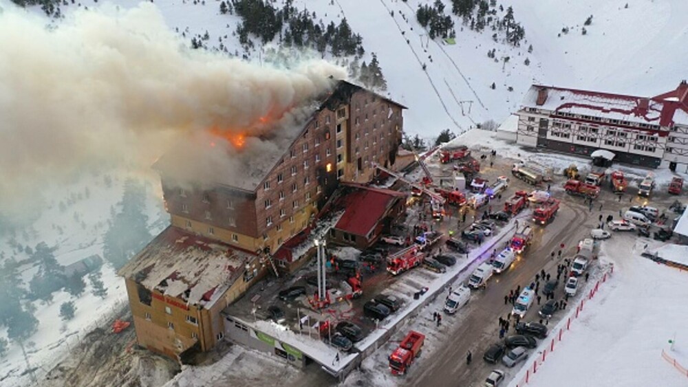 66 de oameni au murit și peste 50 sunt răniți într-un incendiu izbucnit la un hotel dintr-o stațiune de ski din Turcia - Imaginea 3