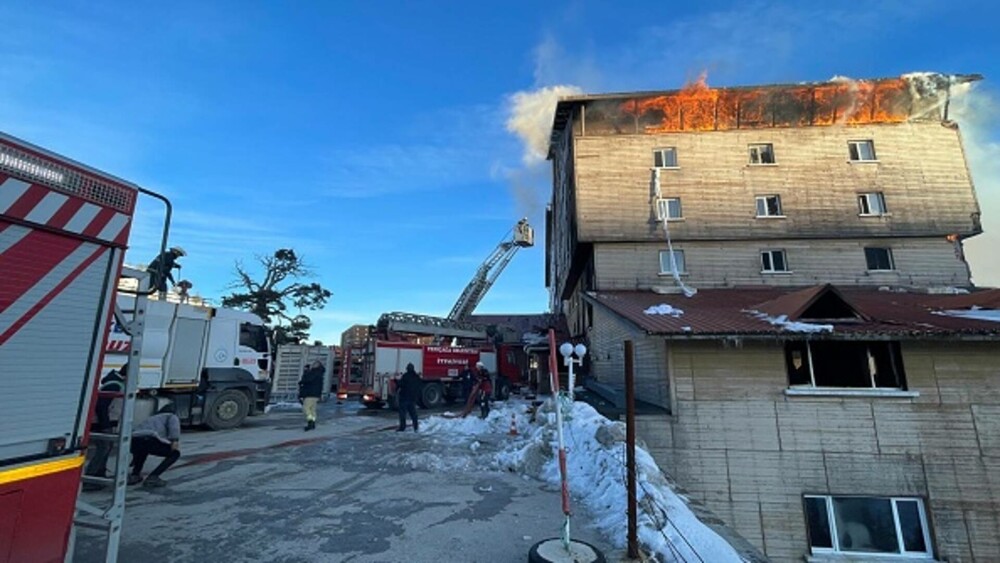 66 de oameni au murit și peste 50 sunt răniți într-un incendiu izbucnit la un hotel dintr-o stațiune de ski din Turcia - Imaginea 4