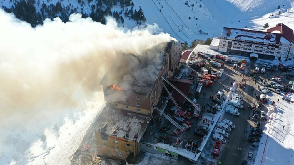 66 de oameni au murit și peste 50 sunt răniți într-un incendiu izbucnit la un hotel dintr-o stațiune de ski din Turcia - Imaginea 5