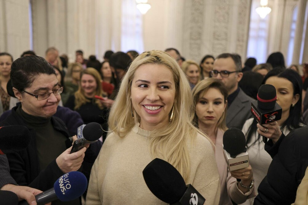 Cristina Tărteață, consiliera revoltată de concedierile de la Senat, conduce un Lexus și are două apartamente în București - Imaginea 1