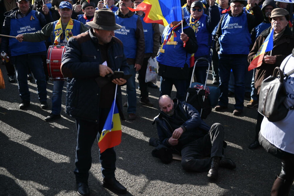 Ceferiști, militari, polițiști, mineri, pădurari și siderurgiști protestează la Guvern împotriva ordonanței „trenuleț” - Imaginea 1