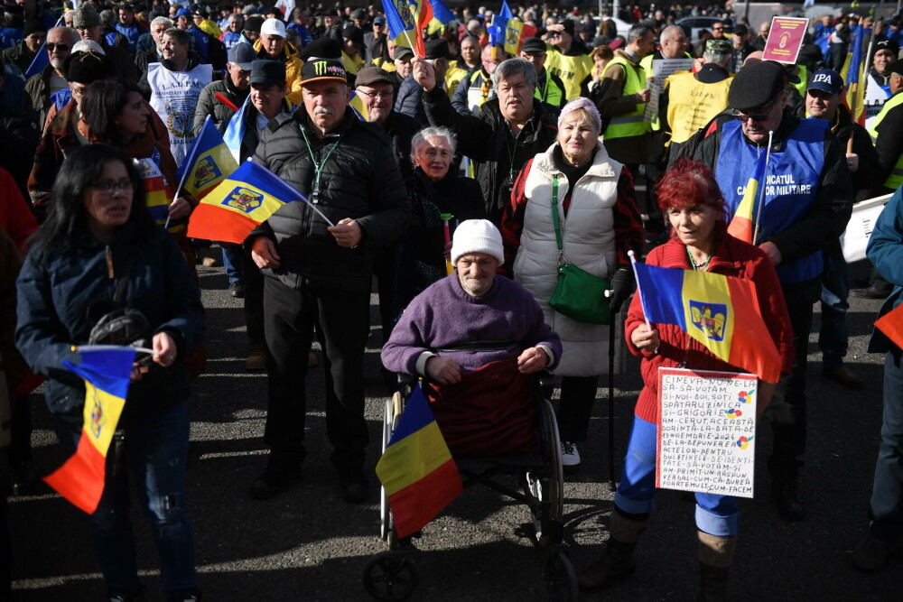 Ceferiști, militari, polițiști, mineri, pădurari și siderurgiști protestează la Guvern împotriva ordonanței „trenuleț” - Imaginea 2