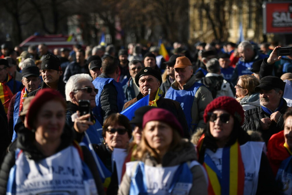 Ceferiști, militari, polițiști, mineri, pădurari și siderurgiști protestează la Guvern împotriva ordonanței „trenuleț” - Imaginea 3