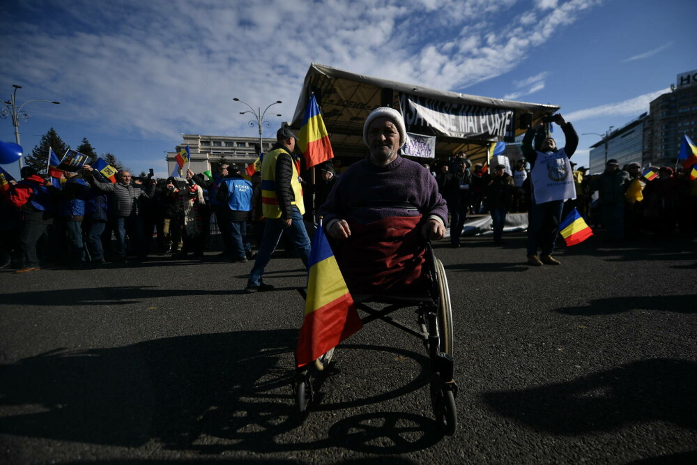 Ceferiști, militari, polițiști, mineri, pădurari și siderurgiști protestează la Guvern împotriva ordonanței „trenuleț” - Imaginea 4