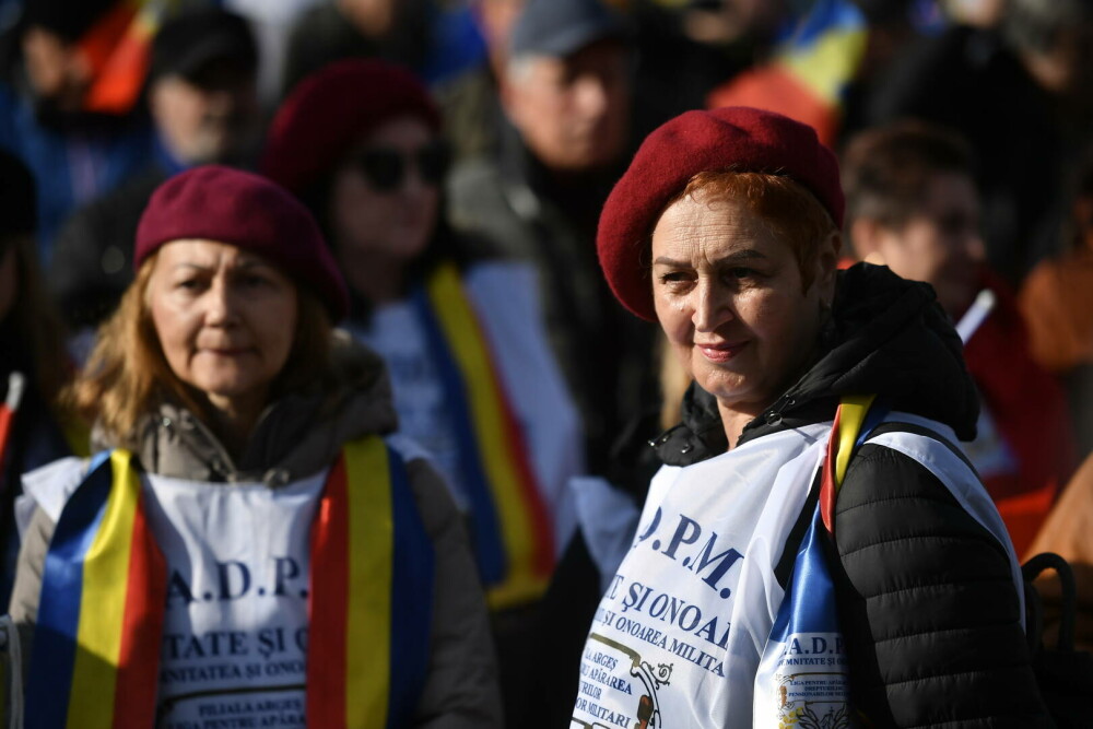 Ceferiști, militari, polițiști, mineri, pădurari și siderurgiști protestează la Guvern împotriva ordonanței „trenuleț” - Imaginea 5