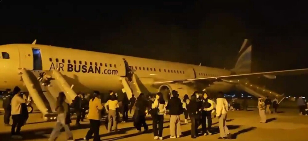 176 de persoane au fost evacuate după ce un avion a fost cuprins de flăcări pe pistă, în Coreea de Sud. FOTO & VIDEO - Imaginea 3