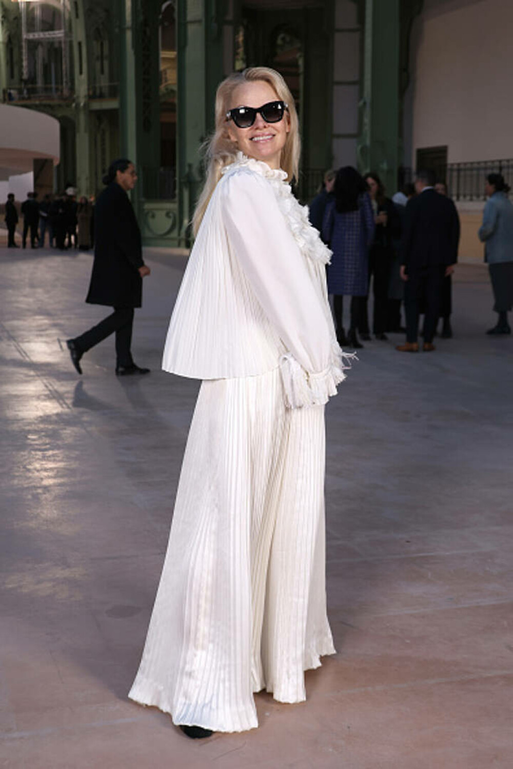 Pamela Anderson, apariție spectaculoasă la Paris Fashion Week. Actrița promovează frumusețea naturală. GALERIE FOTO - Imaginea 3