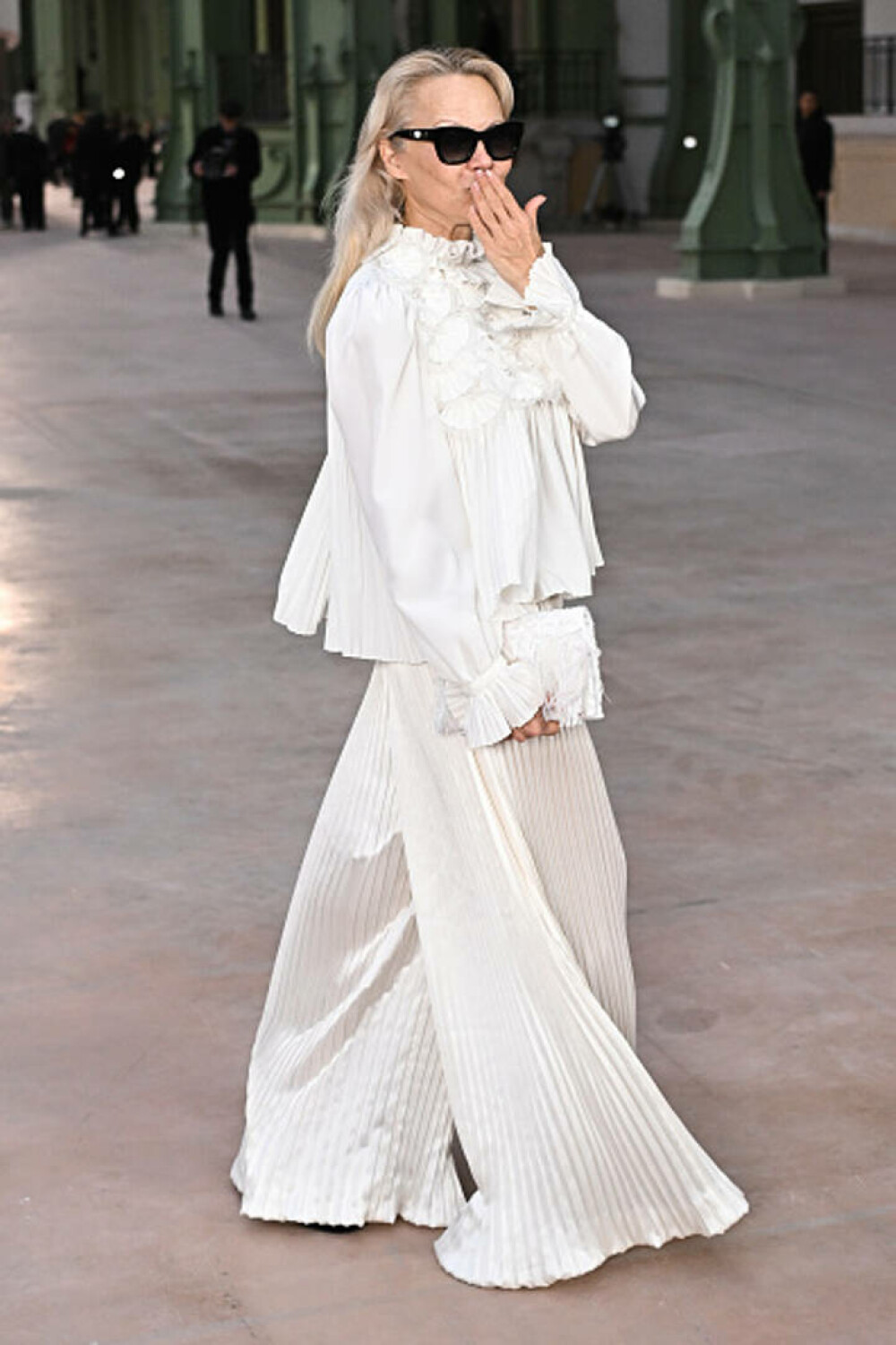 Pamela Anderson, apariție spectaculoasă la Paris Fashion Week. Actrița promovează frumusețea naturală. GALERIE FOTO - Imaginea 9