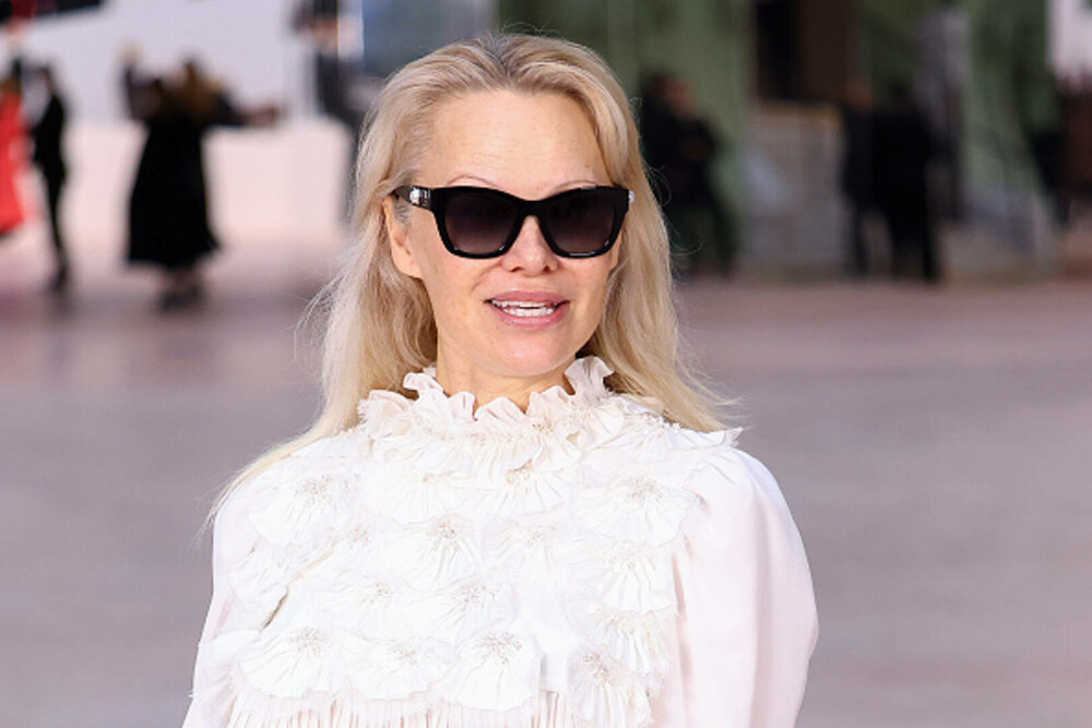Pamela Anderson, apariție spectaculoasă la Paris Fashion Week. Actrița promovează frumusețea naturală. GALERIE FOTO - Imaginea 10