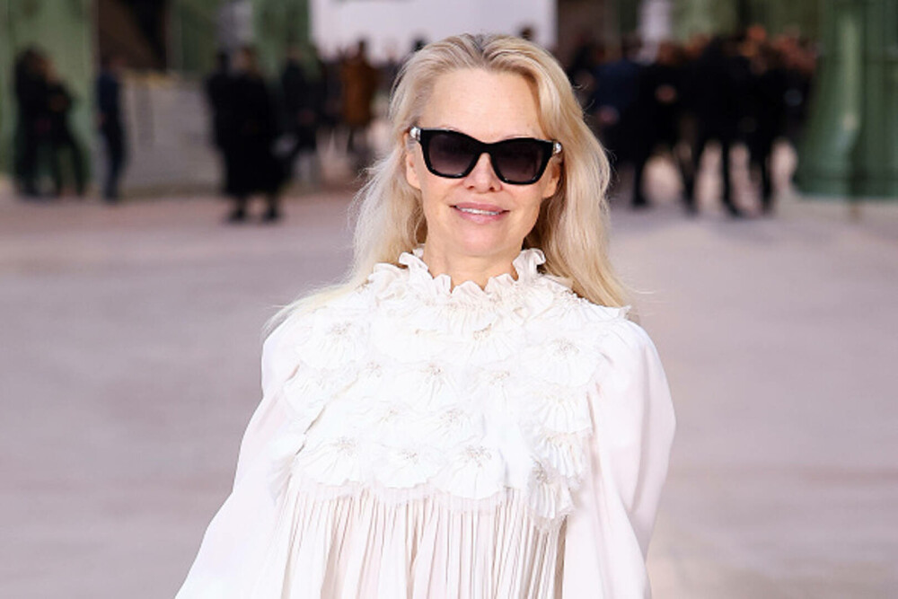 Pamela Anderson, apariție spectaculoasă la Paris Fashion Week. Actrița promovează frumusețea naturală. GALERIE FOTO - Imaginea 11