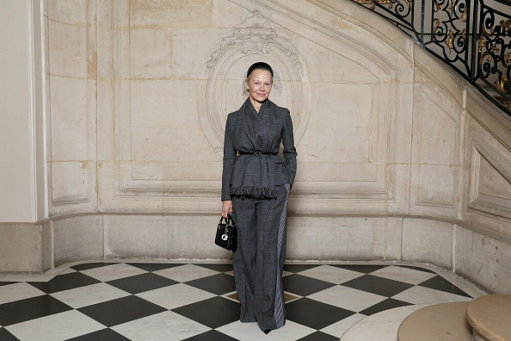 Pamela Anderson, apariție spectaculoasă la Paris Fashion Week. Actrița promovează frumusețea naturală. GALERIE FOTO - Imaginea 27