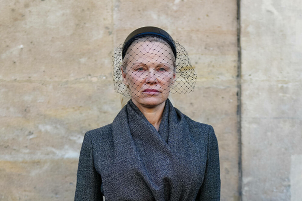 Pamela Anderson, apariție spectaculoasă la Paris Fashion Week. Actrița promovează frumusețea naturală. GALERIE FOTO - Imaginea 29