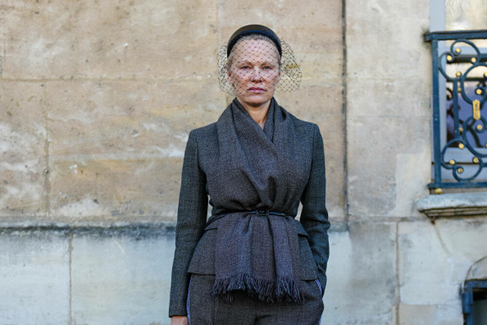 Pamela Anderson, apariție spectaculoasă la Paris Fashion Week. Actrița promovează frumusețea naturală. GALERIE FOTO - Imaginea 30