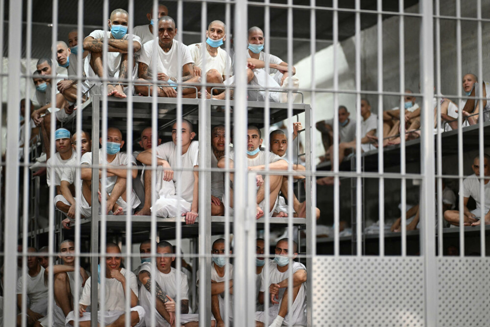 Imagini din închisoarea în care intri și nu mai știe nimeni de tine. Un deținut execută o pedeapsă de 1.500 de ani. FOTO - Imaginea 10