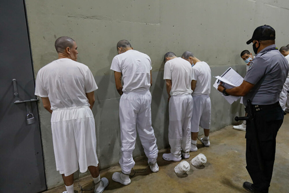 Imagini din închisoarea în care intri și nu mai știe nimeni de tine. Un deținut execută o pedeapsă de 1.500 de ani. FOTO - Imaginea 16