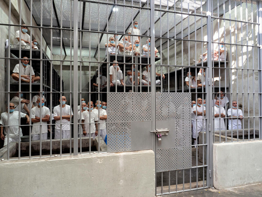 Imagini din închisoarea în care intri și nu mai știe nimeni de tine. Un deținut execută o pedeapsă de 1.500 de ani. FOTO - Imaginea 23