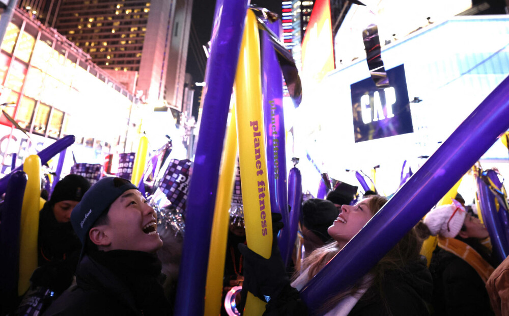 Times Square a strălucit de Anul Nou. Imagini inedite direct din mijlocul festivităților | GALERIE FOTO - Imaginea 6