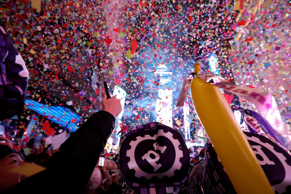 Times Square a strălucit de Anul Nou. Imagini inedite direct din mijlocul festivităților | GALERIE FOTO - Imaginea 7