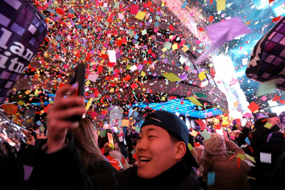 Times Square a strălucit de Anul Nou. Imagini inedite direct din mijlocul festivităților | GALERIE FOTO - Imaginea 8