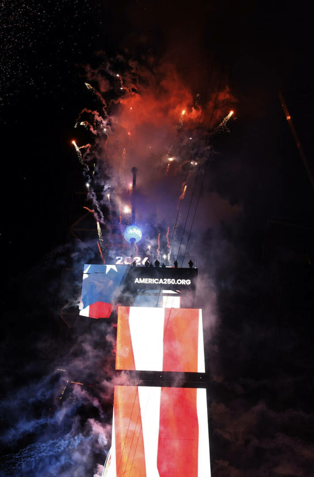 Times Square a strălucit de Anul Nou. Imagini inedite direct din mijlocul festivităților | GALERIE FOTO - Imaginea 11