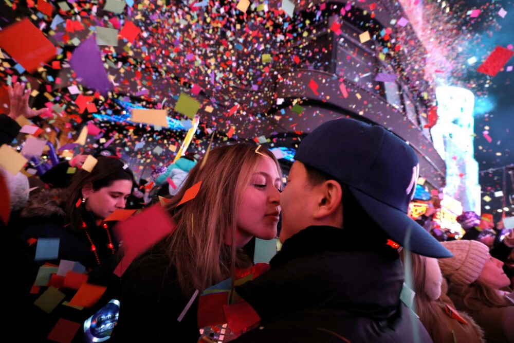 Times Square a strălucit de Anul Nou. Imagini inedite direct din mijlocul festivităților | GALERIE FOTO - Imaginea 13