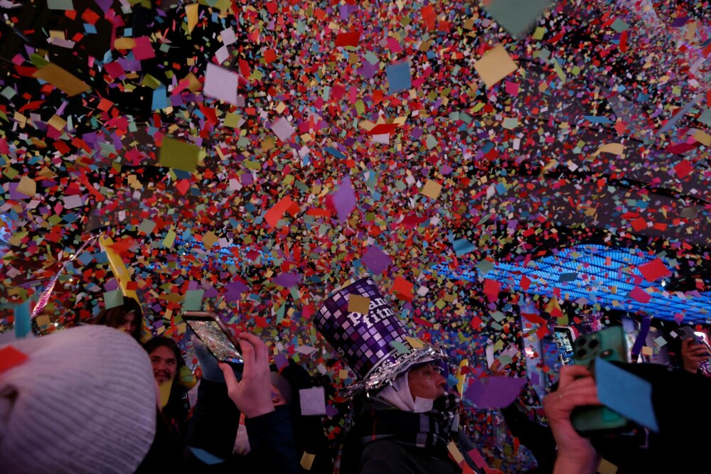 Times Square a strălucit de Anul Nou. Imagini inedite direct din mijlocul festivităților | GALERIE FOTO - Imaginea 14