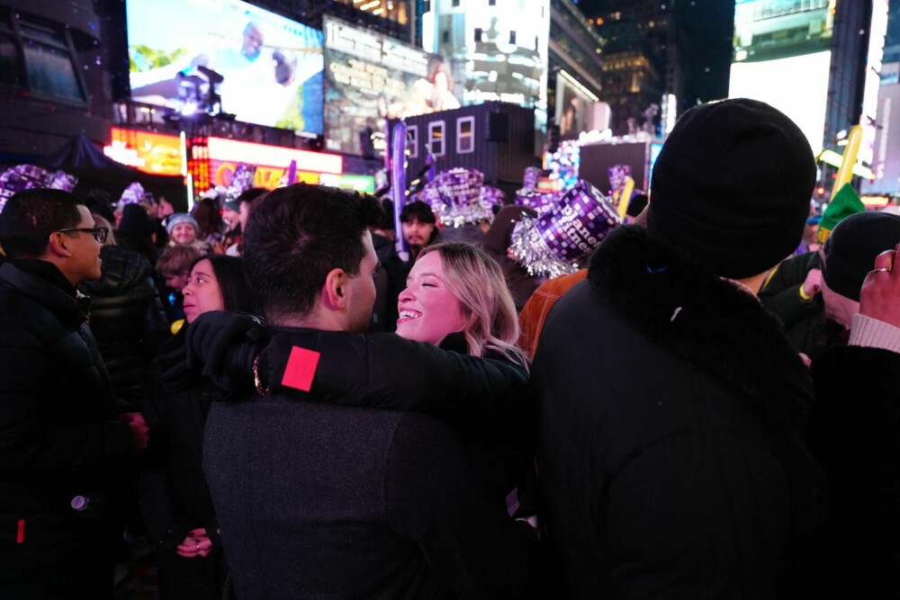 Times Square a strălucit de Anul Nou. Imagini inedite direct din mijlocul festivităților | GALERIE FOTO - Imaginea 18