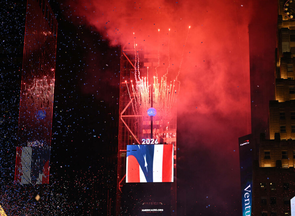 Times Square a strălucit de Anul Nou. Imagini inedite direct din mijlocul festivităților | GALERIE FOTO - Imaginea 23